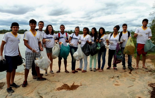 Alunos realizam limpeza das margens do Rio Acari, em São Francisco / Arquivo Escola